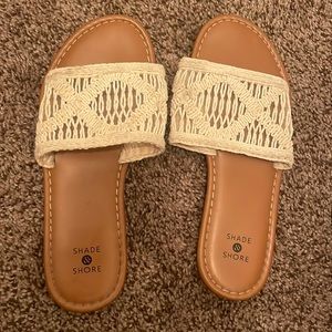 SHADE & SHORE SIZE 6 SANDALS